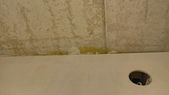 В Саратове потолок рухнул в квартире спустя 8 лет после признания дома аварийным
