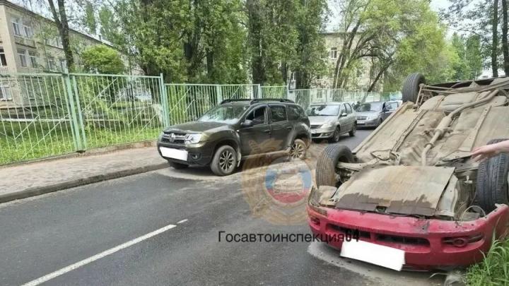 У больницы в Заводском районе Саратова перевернулась иномарка
