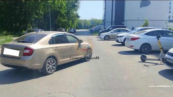 В Саратове девушка на самокате попала под иномарку
