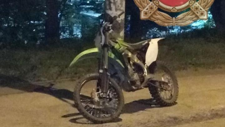 В Балакове юноша на питбайке въехал в бордюр