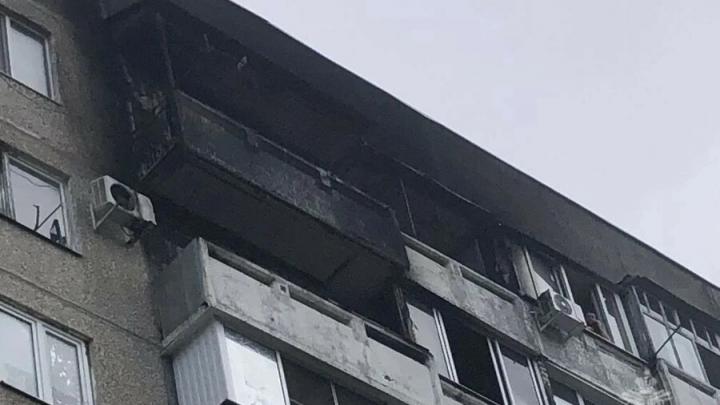Пять балконов сгорели в десятиэтажке в Саратове