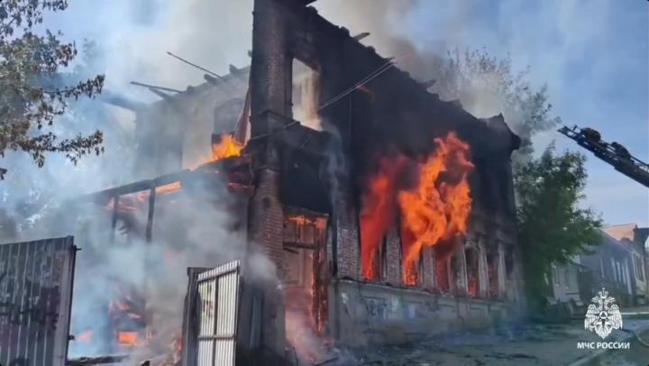 Семь пожарных расчетов тушат двухэтажку на Соборной в Саратове