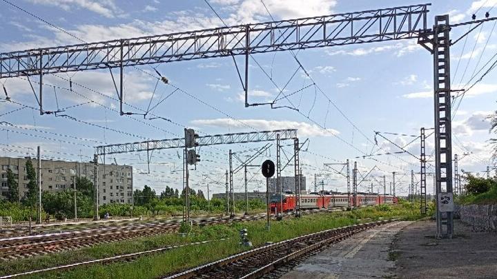 Локомотив пассажирского поезда сошел с рельсов в Саратове