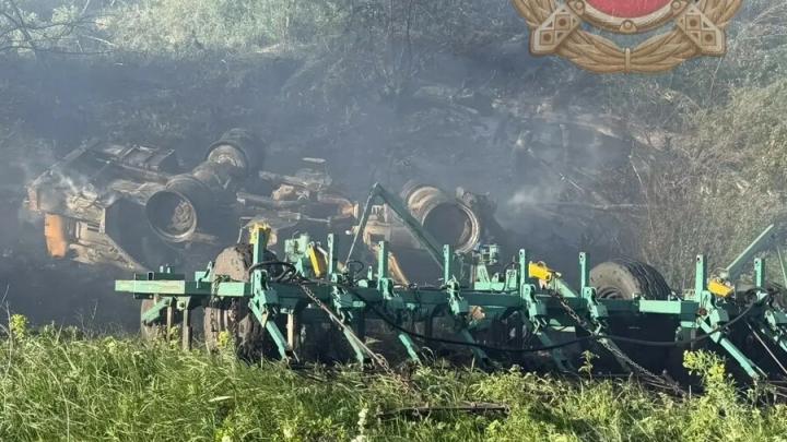 Трактор опрокинулся и загорелся у саратовского села: водитель погиб