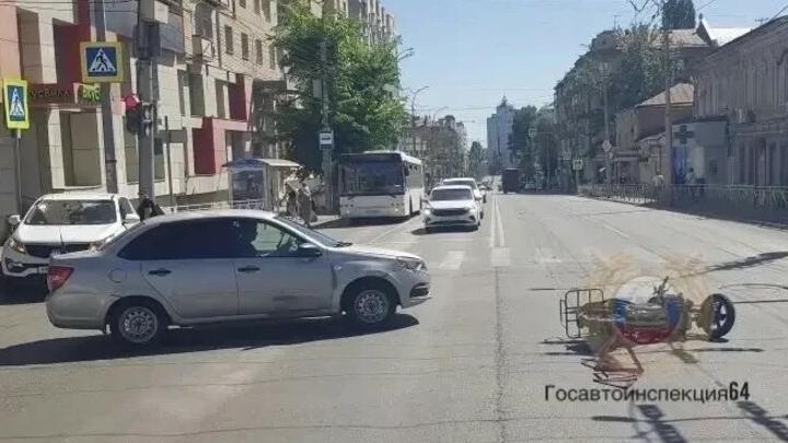 В Саратове мужчина на мопеде попал под иномарку