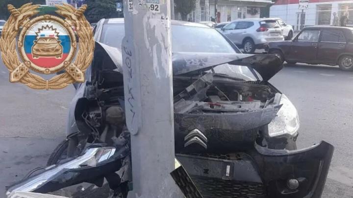 В Саратове молодой водитель сбил пешехода и врезался в столб