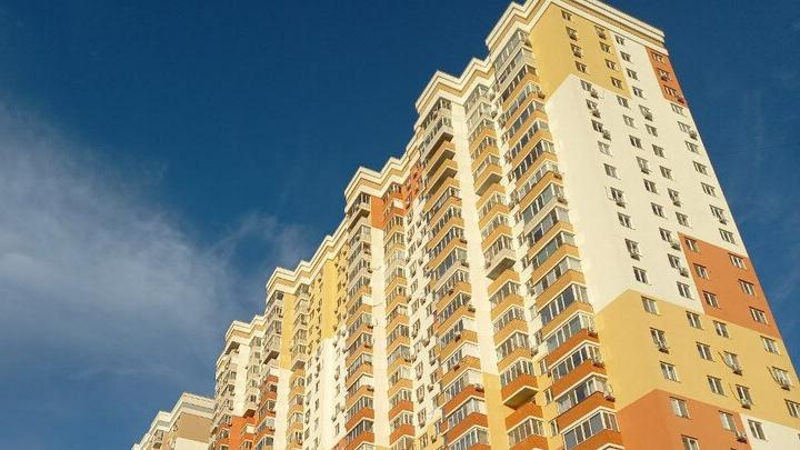 Цены на новостройки в Саратове снизились за год, а по России замерли