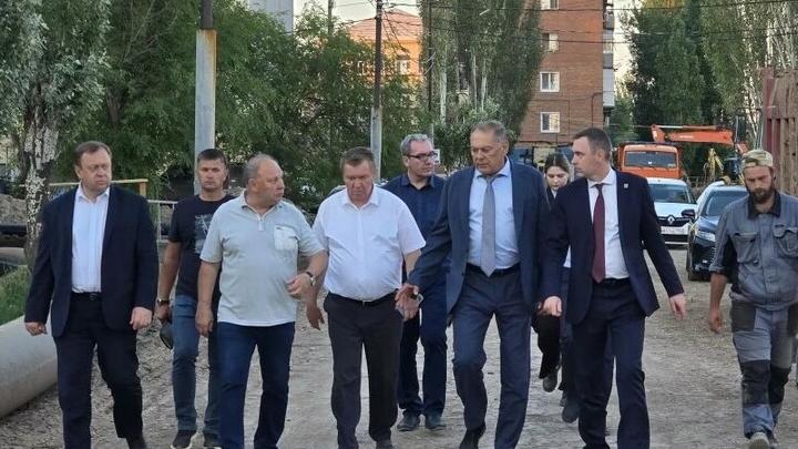 В Энгельсе ведутся подготовительные работы по подключению нового участка трубы коллектора к существующей сети