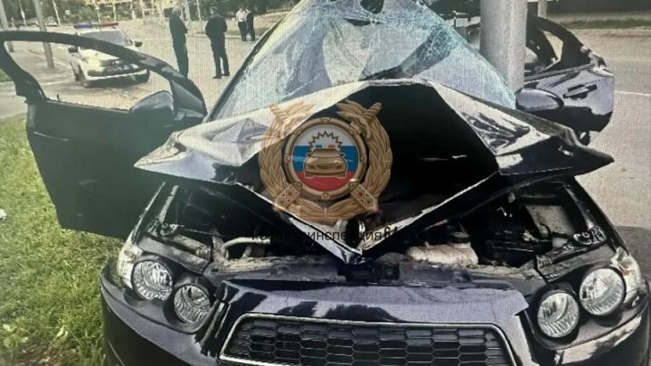 Ночью иномарка влетела в столб у Ильинской площади в Саратове