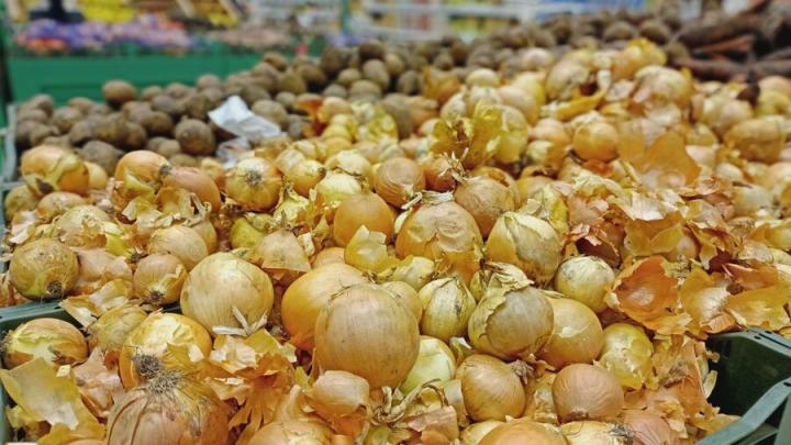 Лук подорожал в Саратовской области, а помидоры с огурцами подешевели