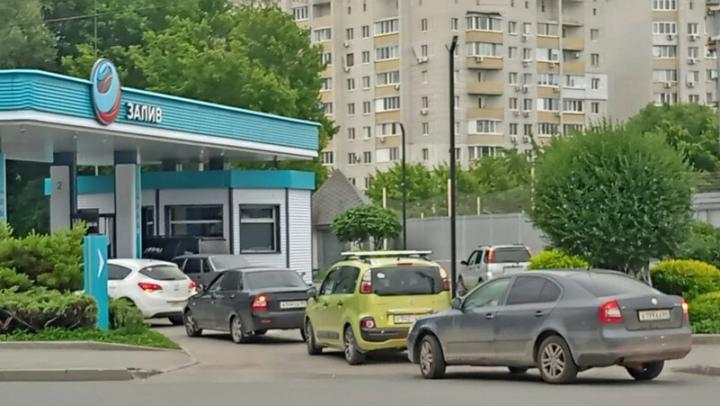 На саратовских заправках цены на бензин достигли 140 рублей