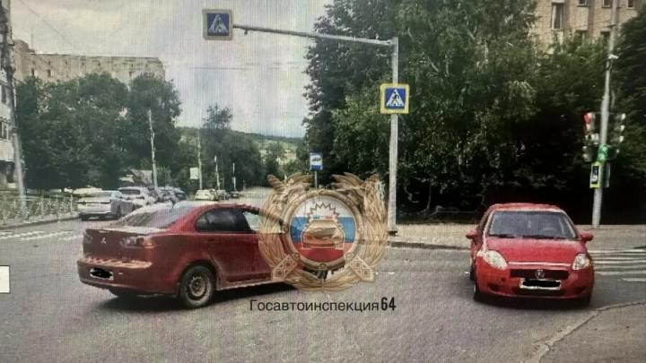 Ночью в Саратове водитель пострадал в ДТП с иномарками