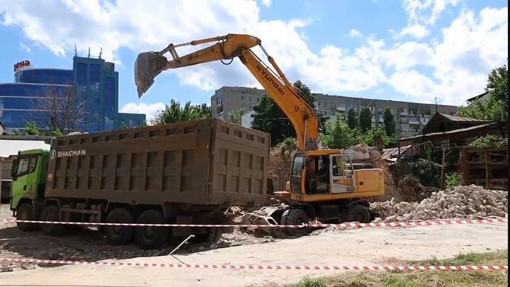 В Кировском районе начали сносить два расселённых дома