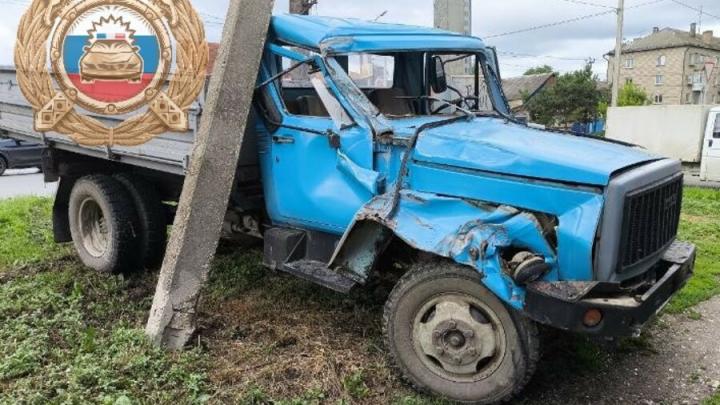 В Балакове грузовик столкнулся с легковушкой и врезался в столб: пострадал ребёнок