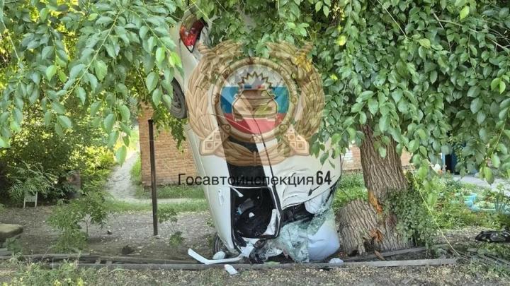Утром в саратовском посёлке два человека разбились в 