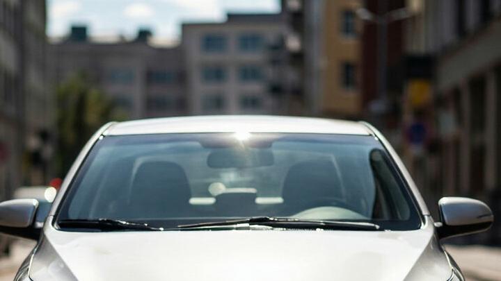 В Энгельсе арендатор разбил чужую Kia Rio битой после ссоры с молодежью
