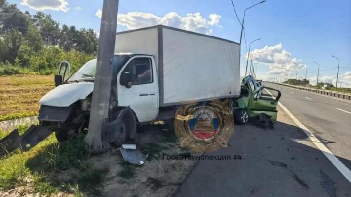 В Саратове грузовик протаранил столб из-за удара легковушки с пенсионеркой за рулем