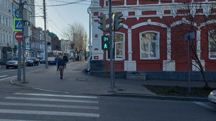 В Энгельсе с 1 июля изменят работу светофоров на четырёх перекрёстках