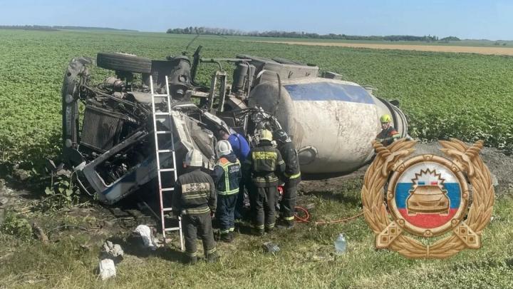 Бетономешалка перевернулась после столкновения с грузовиком в Балашовском районе