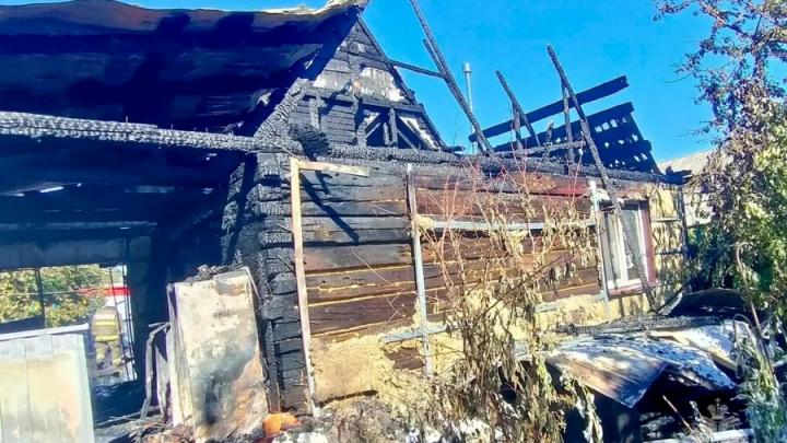В Аткарске мужчина тушил дом водой из кастрюли: его спасли пожарные