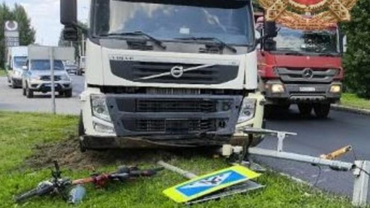 Грузовик свалил дорожный знак на прохожую: она в балаковской больнице