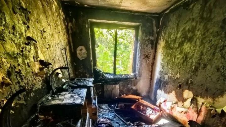 В Саратове пожарные вывели ребенка и женщину из плотного дыма в подъезде