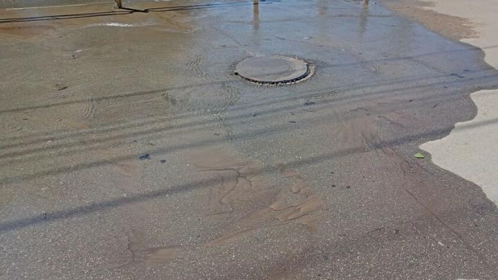 Около саратовской школы льется вода из колодца