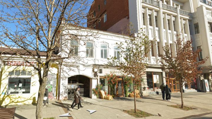 В Саратове реконструируют горевший дом рядом с гостиницей «Волга»
