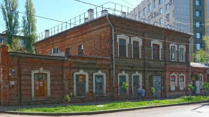 Дом с уникальными стеклоблоками Фальконье на Шелковичной получил статус памятника