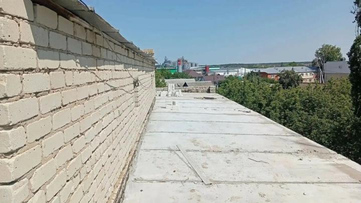 Нацпроекты: в Марксовской больнице начали капитальный ремонт кровли инфекционного отделения