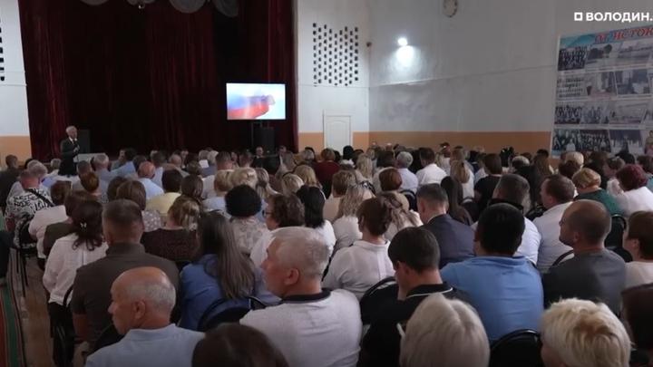 Володин провел встречу с жителями Краснокутского и Питерского районов