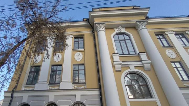 На фасаде бывшей 99-й школы в Саратове появились медальоны и декоративные кольца