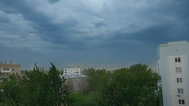 В Саратове жарко, возможна гроза
