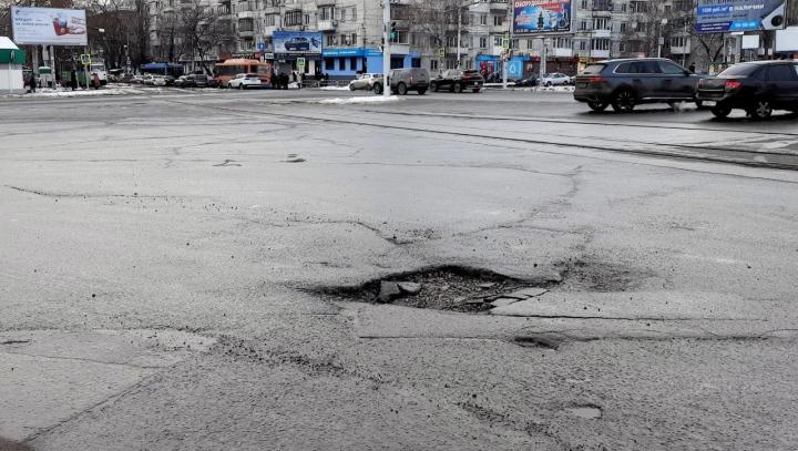 Яма на Сенной площади в Саратове мешает автомобилистам и общественному транспорту