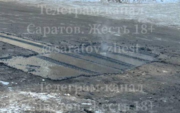 Опасность на каждом шагу: в Саратове дорожники оставили незастывший после ремонта асфальт