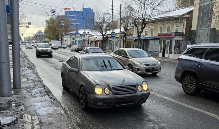 Стальные кони стареют: средний возраст автомобилей в Саратове достиг тревожной отметки в 15,5 года