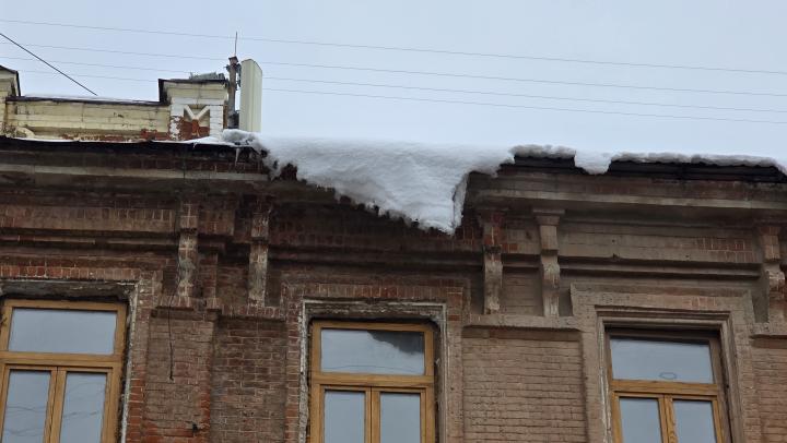 Ледяная атака: в Саратове глыба льда свалилась на прохожую пенсионерку