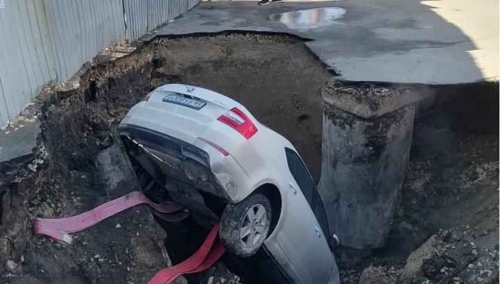 Автомобиль провалился в асфальт из-за аварии на теплотрассе в Саратове