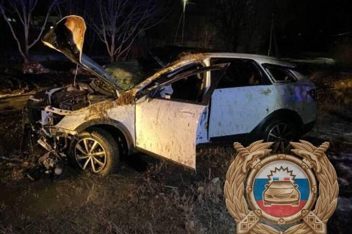 Авария на праздник: в Новоузенске «Лада Веста» врезалась в столб