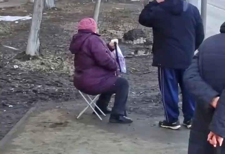 Саратовские пенсионеры в Елшанке вынуждены ждать автобусы со своими стульями