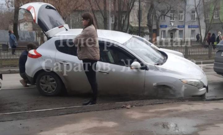 Очередной провал под асфальт: в Саратове машина ушла под землю