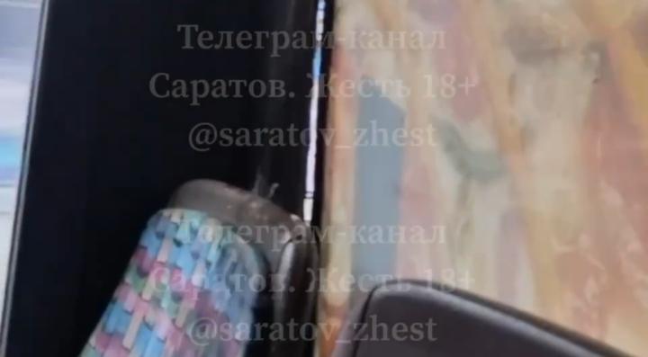 Автобус-аквариум в Саратове: пассажиры маршрута №2Д промокли из-за неисправного транспорта