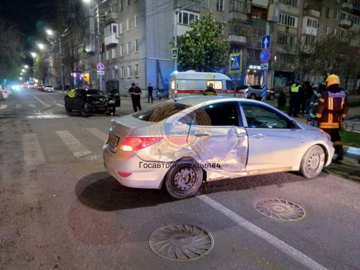 Ночное ДТП в центре Саратова: столкнулись Hyundai и Skoda, пострадали двое