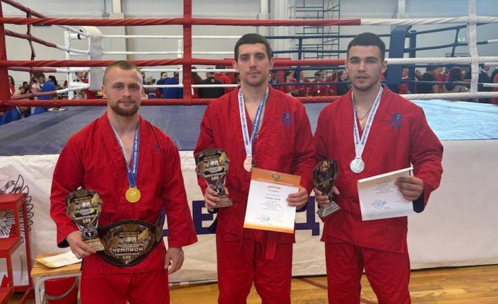 Саратовские бойцы взяли весь пьедестал на чемпионате России по универсальному бою 