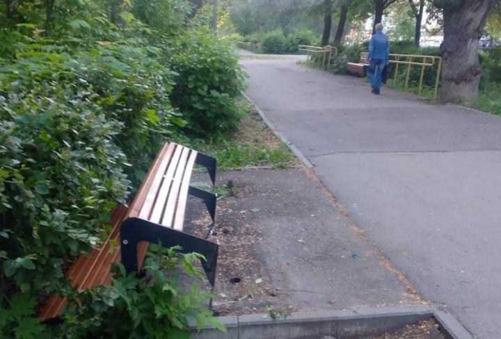 В Октябрьском районе Саратова вандалы уничтожили скамейку на Астраханской 