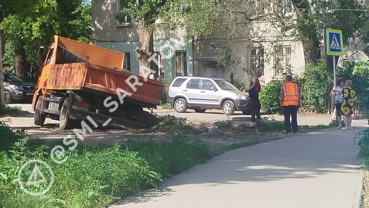 КамАЗ провалился в яму на Мельничной: дорога-ловушка в Саратове  