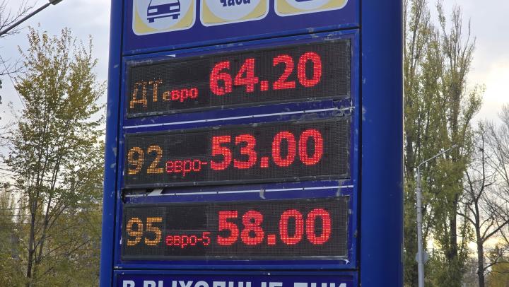 Саратовцев предупредили о подорожании бензина вдвое сильнее обычного  