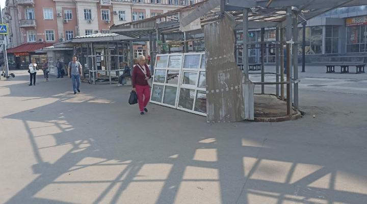Ларьки у «Детского мира» разобрали до каркаса: Саратов расчищает остановки 