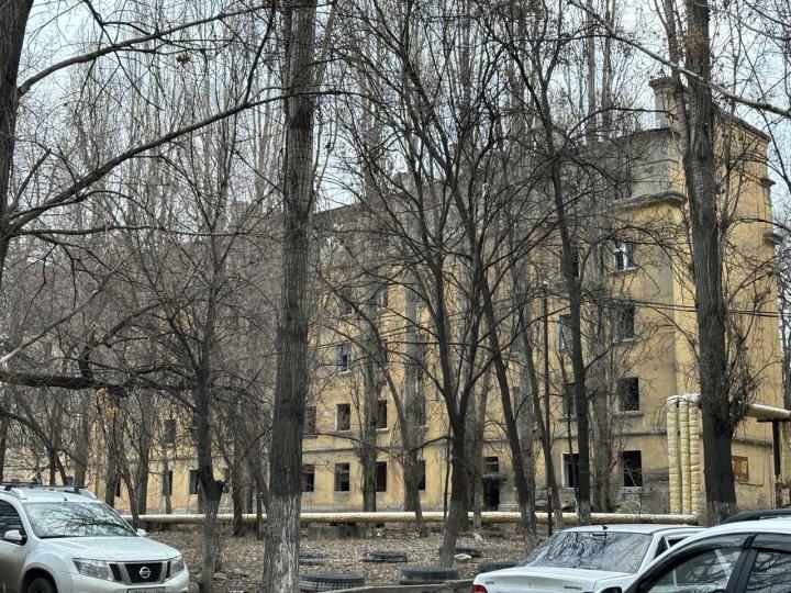 Женщина выжила после падения с высоты на промзоне Саратова  