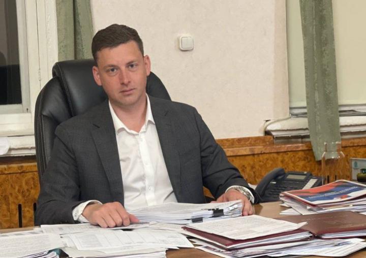 Глава Петровского района не справился с ремонтом козырька магазина